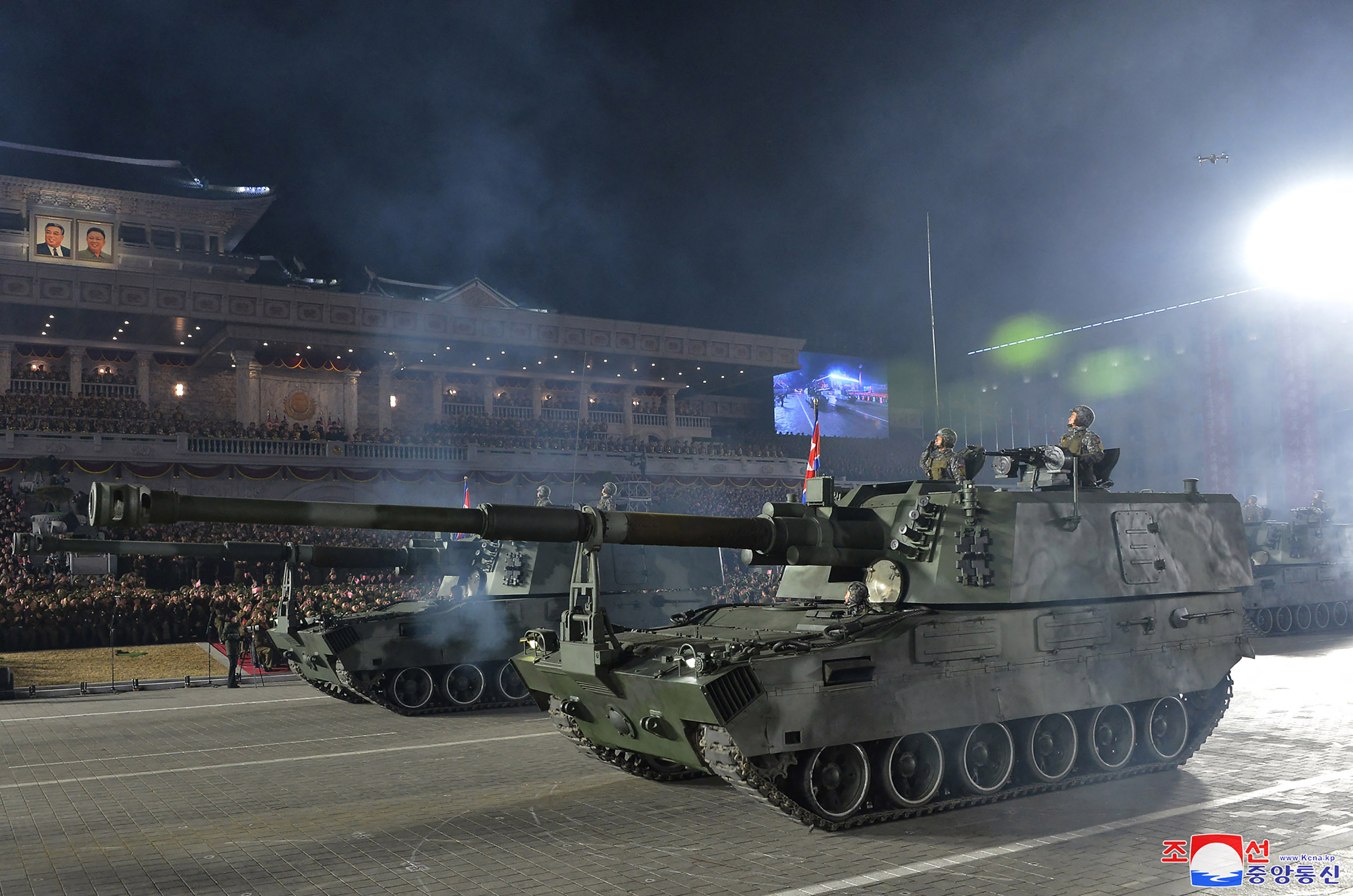 Paradă militară nocturnă la Phenian. Coreea de Nord a prezentat o posibilă nouă rachetă intercontinentală cu combustibil solid