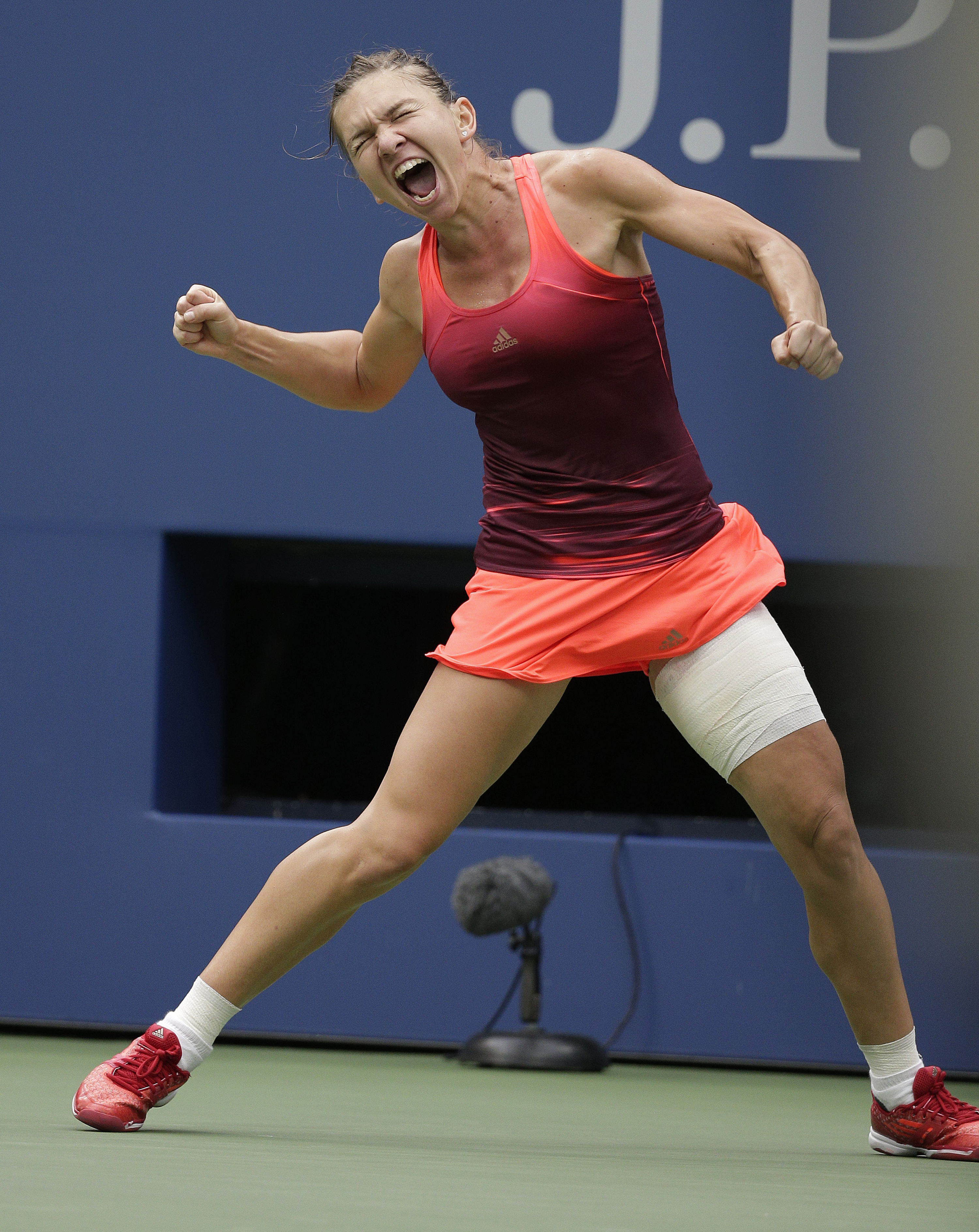Superperformanţă realizată de Simona Halep, care a învins-o pe Victoria Azarenka, în trei seturi, şi s-a calificat în semifinalele de la US Open. Românca a condus ostilităţile în primul set, l-a cedat pe cel secund, dar a fost formidabilă în decisiv. Meciul a fost întrerupt o oră în ultimul act din cauza ploii. Simona a egalat performanţa Irinei Spârlea din 1997 / LIVE BLOG & SUPERGALERIE FOTO