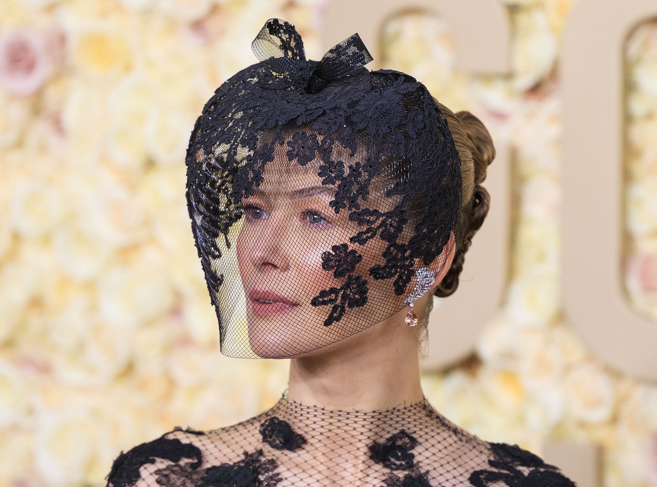 Rosamund Pike, apariție excentrică la Globurile de Aur. Și-a ascuns chipul, pe care l-a avut „complet distrus" în urma unui accident