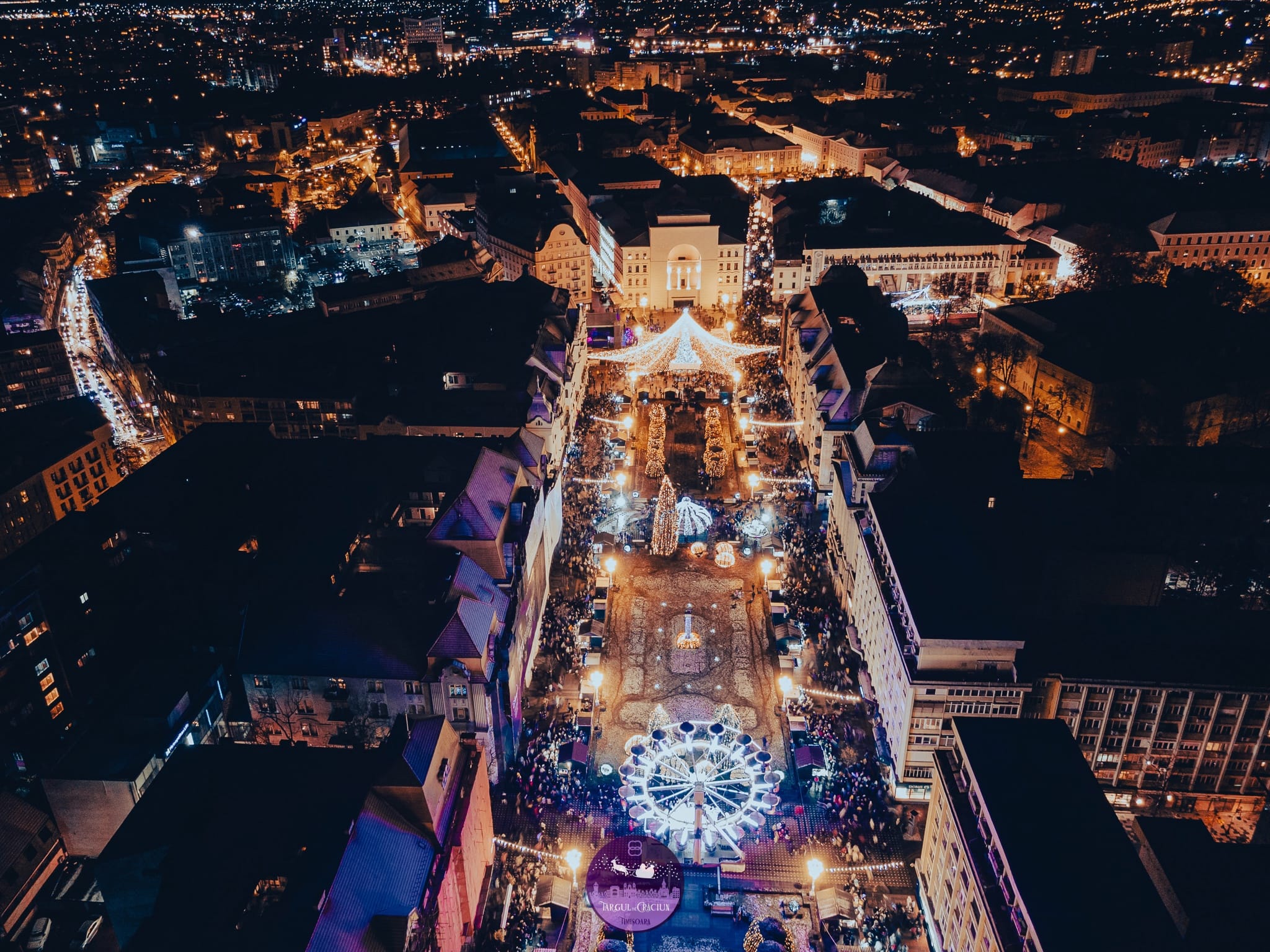 FOTO. Atmosferă de sărbătoare la târgul de Crăciun din Timişoara. Doar alegerea unui brad artificial nu a fost pe placul tuturor