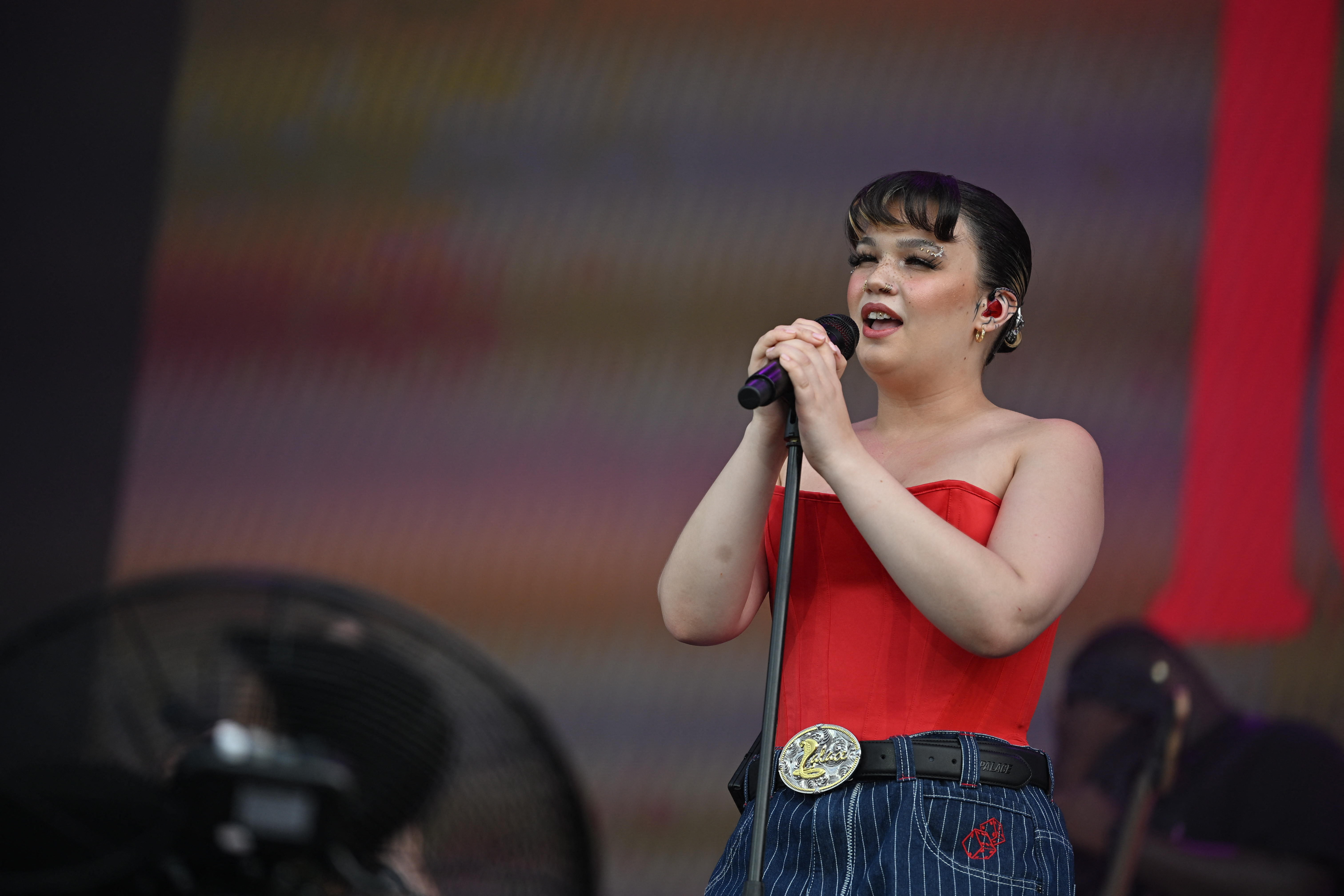 O cântăreață a leșinat pe scenă, în timpul concertului. Mesajul transmis pentru fani