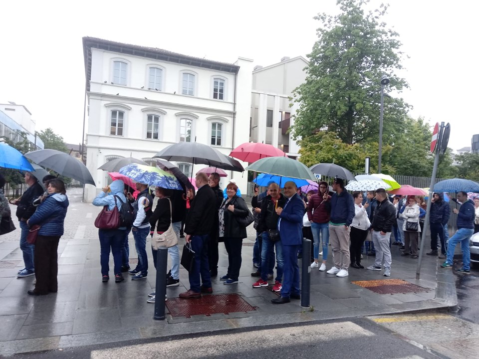 FOTO, VIDEO | Imagini incredibile la Londra: coadă interminabilă la secția de votare din cartierul botezat „Little Romania”! Mobilizare exemplară a diasporei și în Germania, Italia, Olanda și Belgia