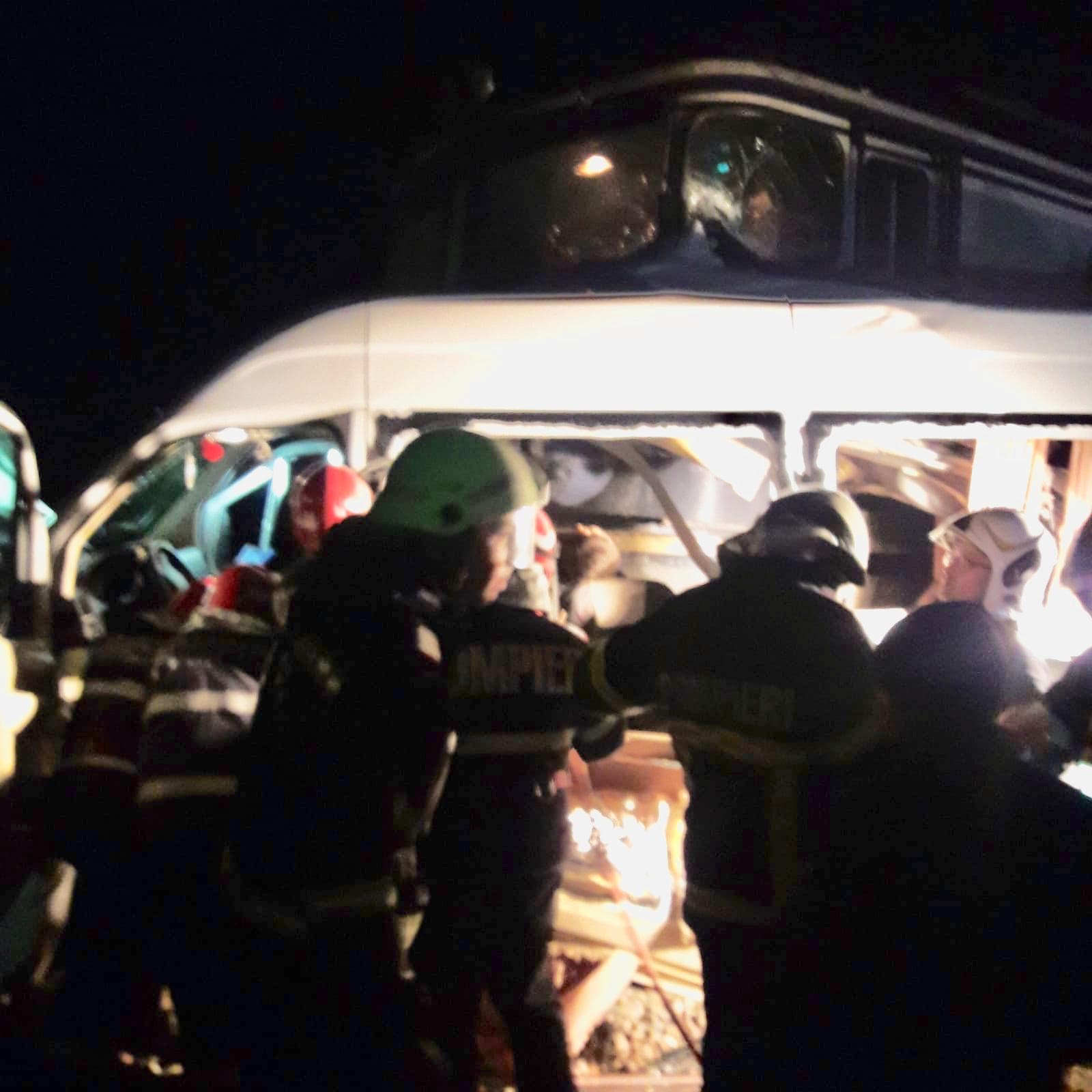 UPDATE/ Accident soldat cu patru morți, în Buzău! Un microbuz a fost lovit de tren