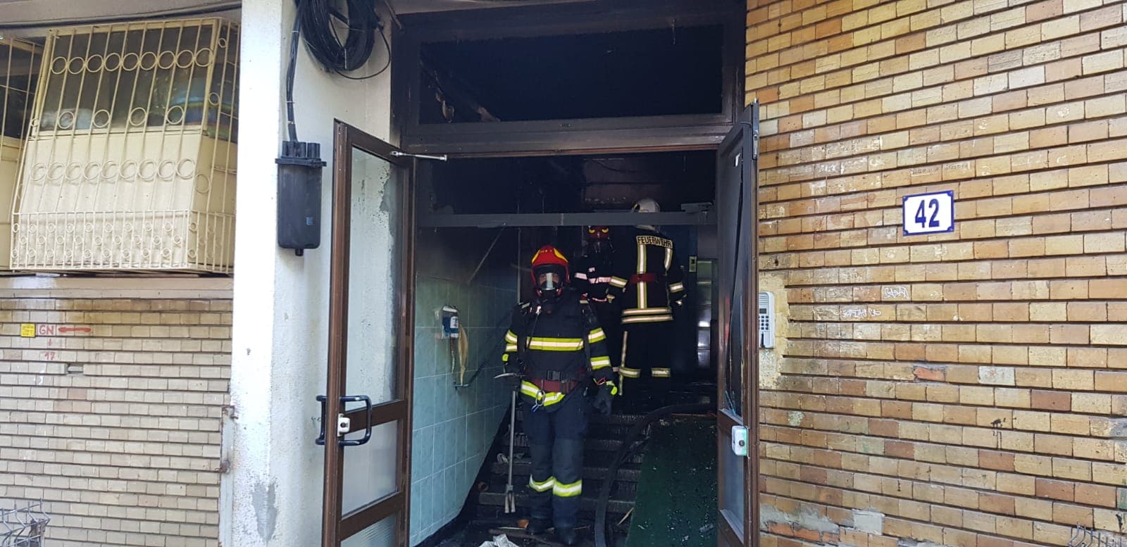 Explozie într-un bloc din Calea Giulești, din București. Într-un apartament de la parterul imobilului au izbucnit în flăcări