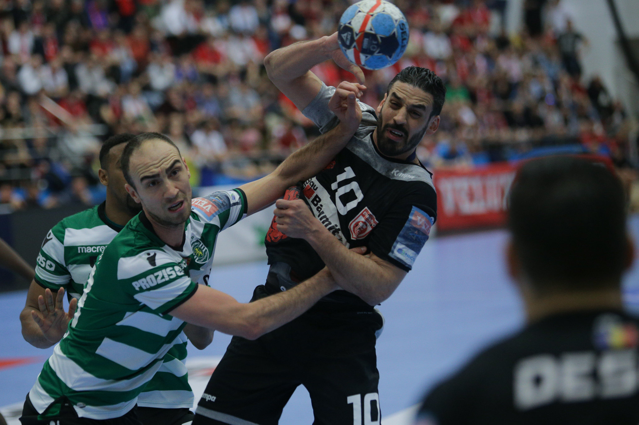 FOTO | Dinamo - Sporting Lisabona, în Liga Campionilor la handbal masculin, 26-27. Mircea Lucescu și Mircea Rednic au fost în tribune