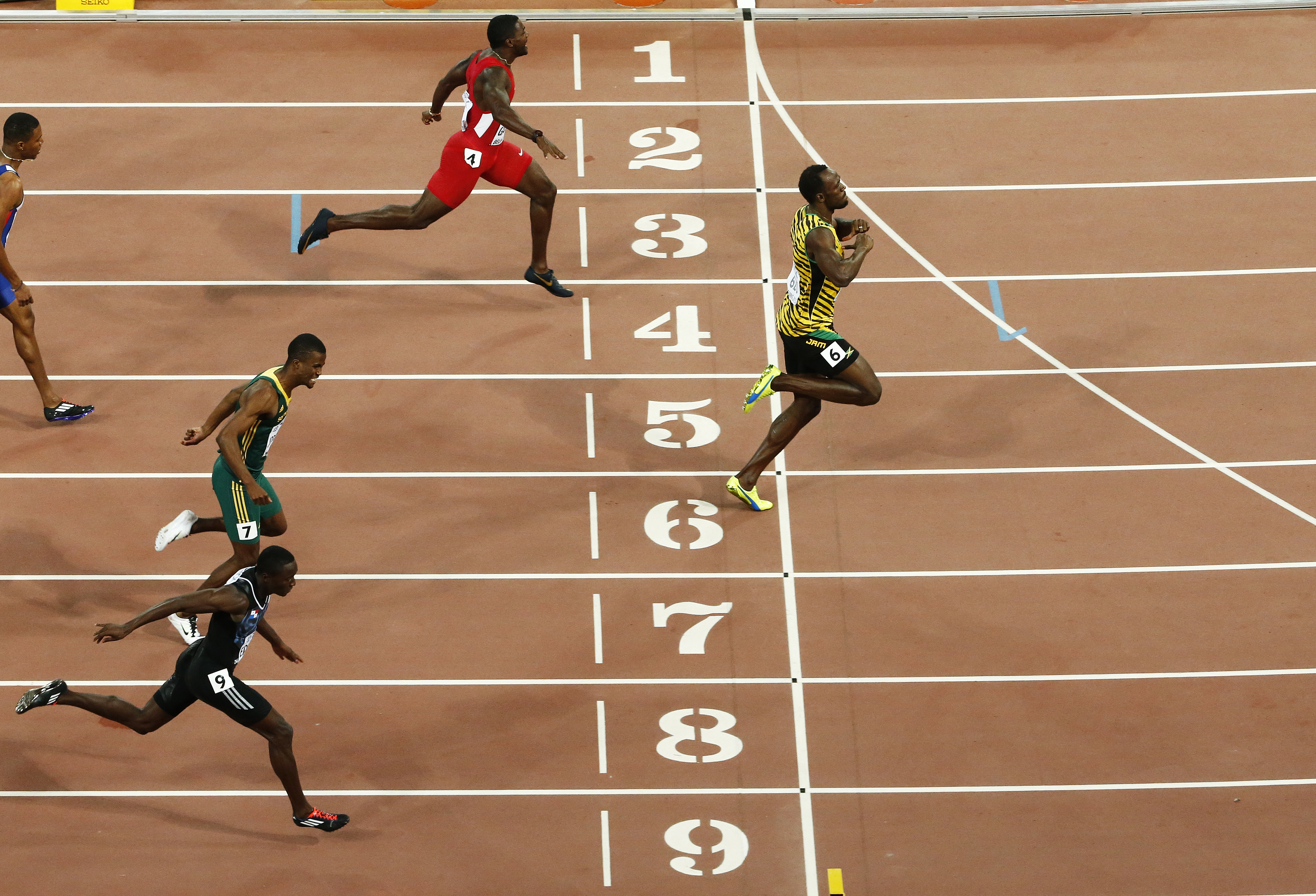”Fulgerul” Usain Bolt a fost doborât de un cameraman, după ce a câștigat și cursa de 200 de metri / VIDEO