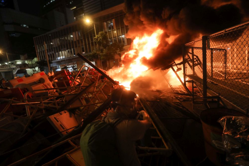 Noi violențe în Hong Kong. Zeci de mii de protestatari au sfidat interdicția impusă manifestațiilor publice