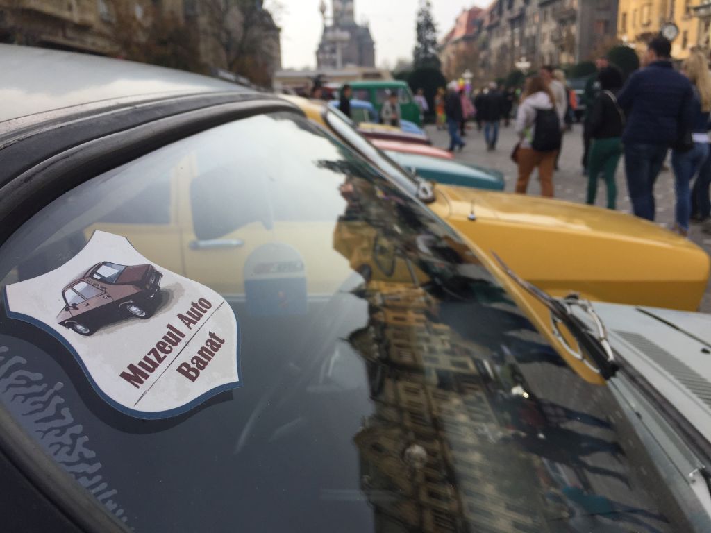 Mașina folosită de Robert Redford în filmul Havana, la Timișoara. E o replică, dar bijuteria a făcut furori printre iubitorii de mașini de epocă