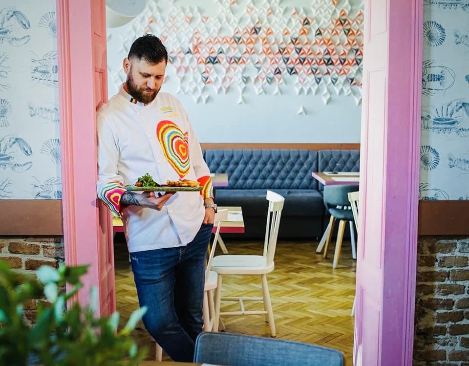 Cine este bucătarul echipei naționale de fotbal a României. Andrei Voica a câștigat MasterChef România în 2015 și este total schimbat