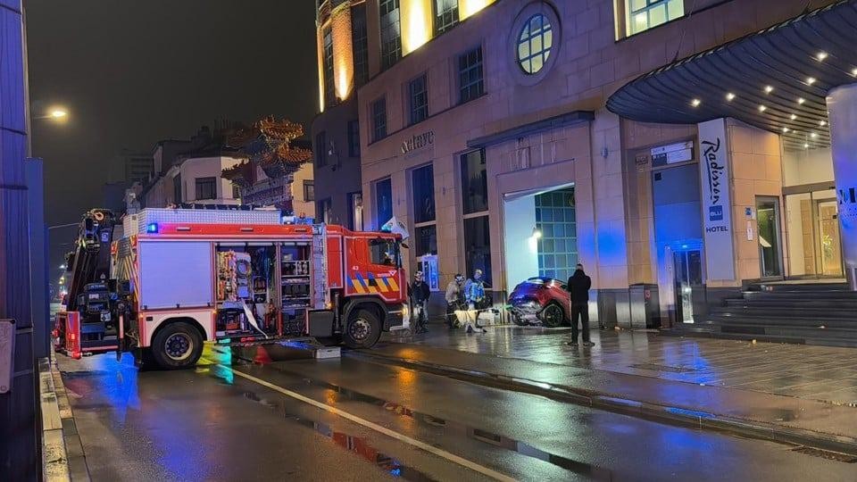 Imagini cu scările de la metrou blocate de o mașină, în Anvers. Unde voia șoferul, un turist străin, să se ducă