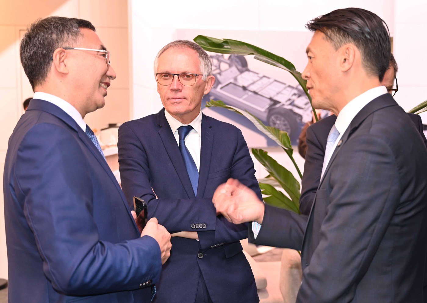 Rivalitatea China-Europa se întețește la Salonul Auto de la Paris: „Cine plătește factura?”