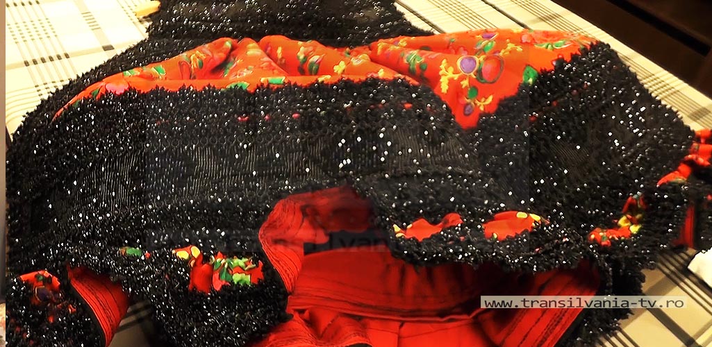 Cele mai scumpe costume populare din Țara Oașului, decorate cu cristale Swarovski. Modelele costă chiar și 20.000 de euro