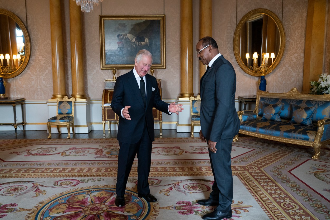 Întâlnirea ciudată pe care a avut-o regele Charles cu doar o zi înainte de înmormântarea reginei Elisabeta a II-a - presa britanică