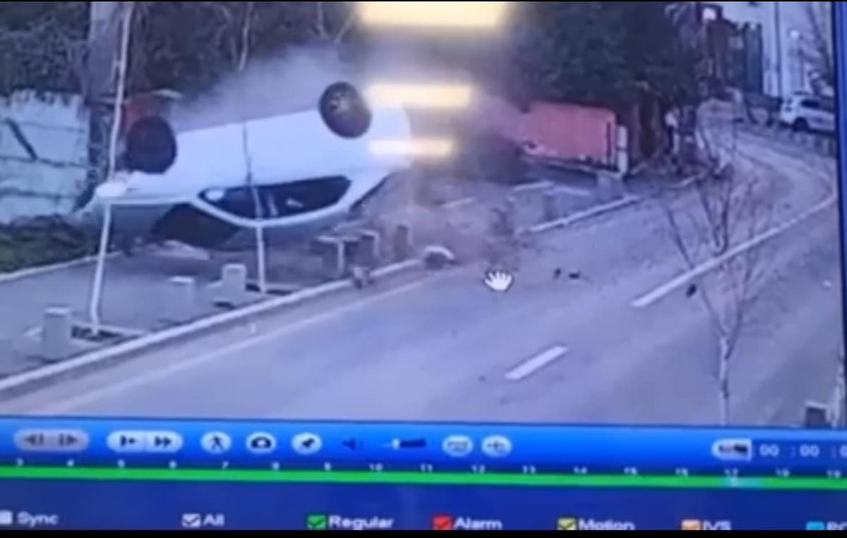 Momentul în care o mașină scăpată de sub control spulberă doi oameni pe trotuar, dărâmă stâlpișorii și se răstoarnă, în Chiajna