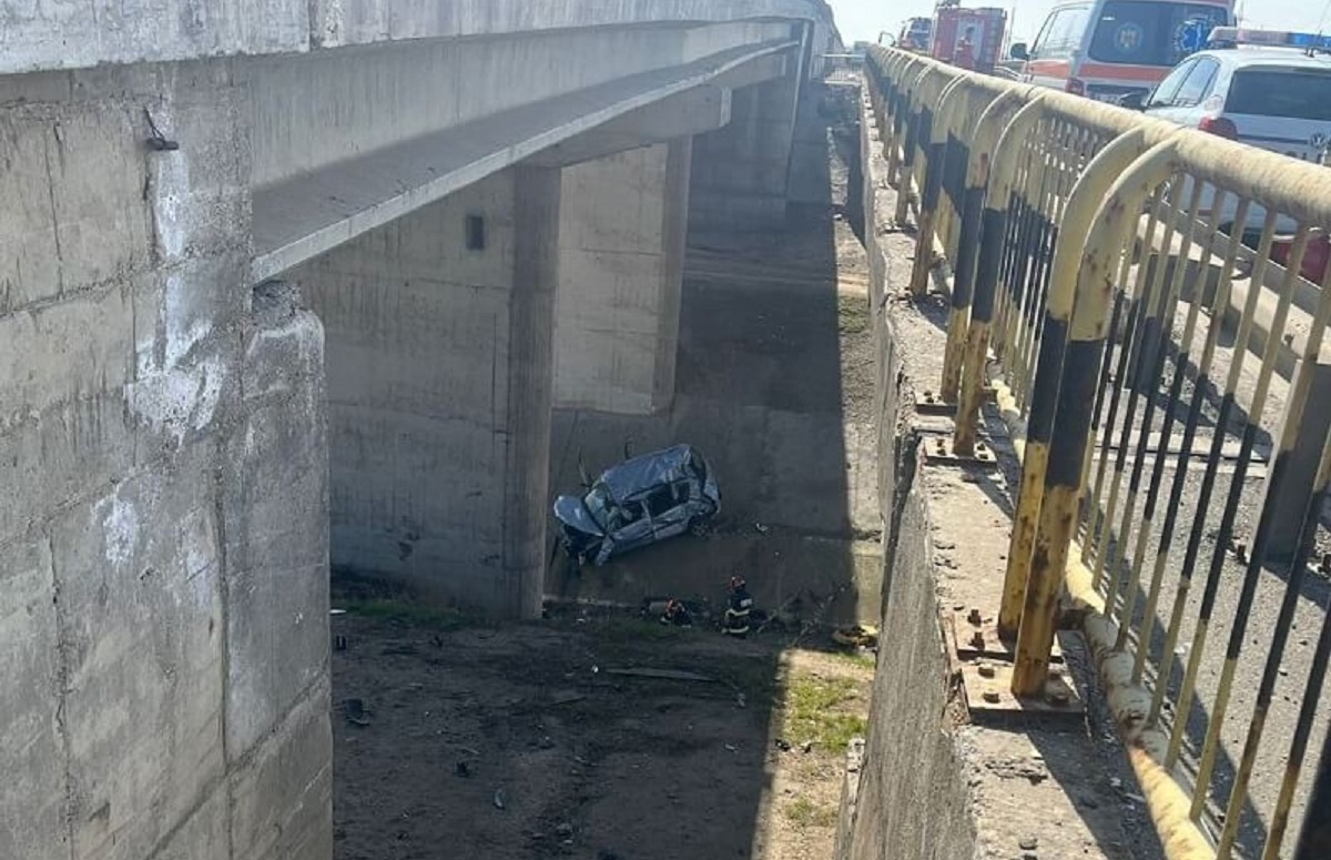 Un șofer de 73 de ani și o femeie de 70 de ani au scăpat cu viață după ce mașina lor a căzut de pe un pod, la intrarea în Urziceni. FOTO