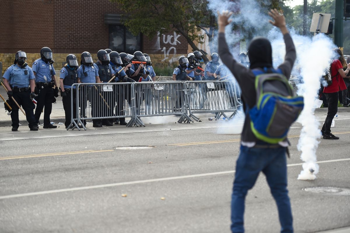 Proteste violente în SUA, după uciderea unui bărbat de culoare de către polițiștii din Minneapolis