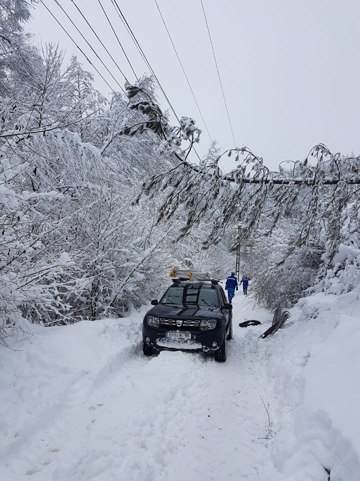 13 localităţi din județul Sibiu nu au curent electric, după viscol. "Intervenţiile sunt îngreunate de accesul dificil"