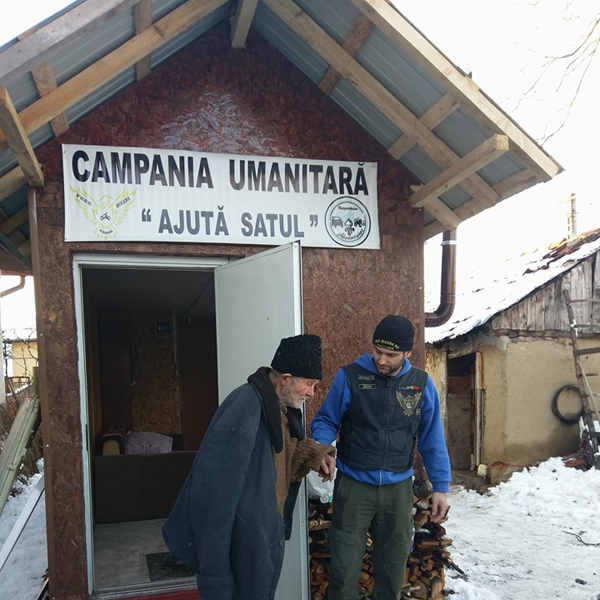 Cadou nesperat pentru un bătrân care trăia într-un bordei fără curent din Hunedoara. Cum l-au ajutat motocicliștii