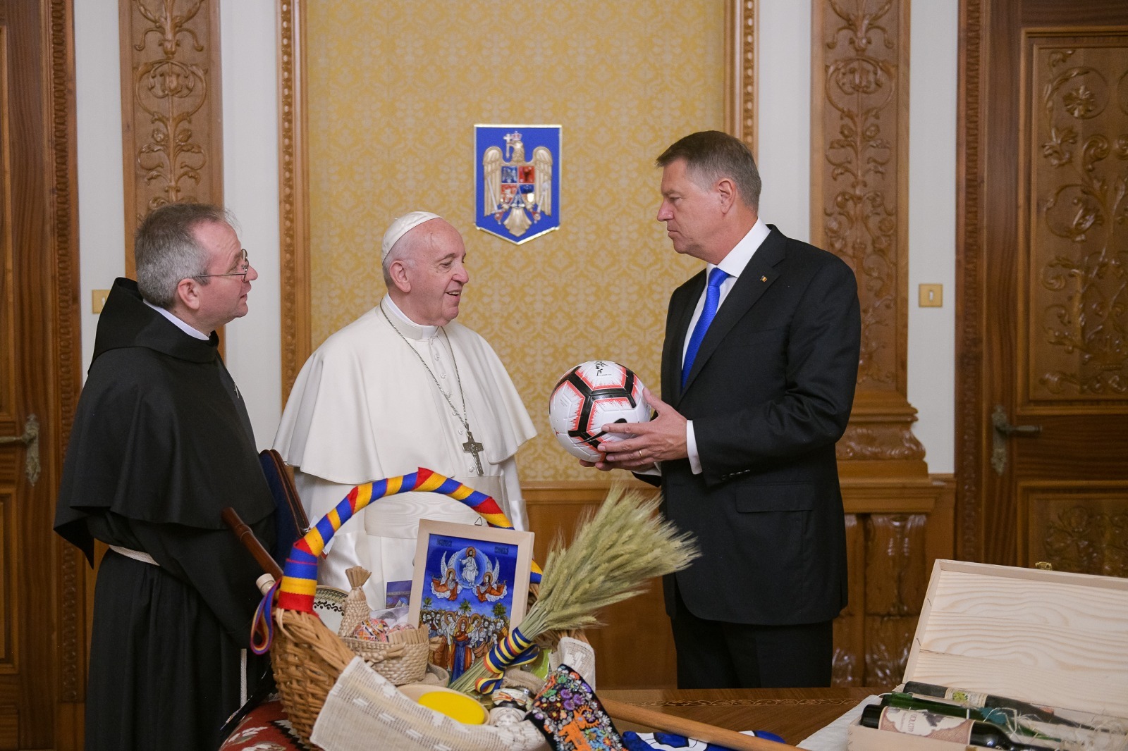 Cadourile primite de Papa Francisc de la Klaus Iohannis. Obiectele reprezintă toate regiunile României / FOTO&VIDEO