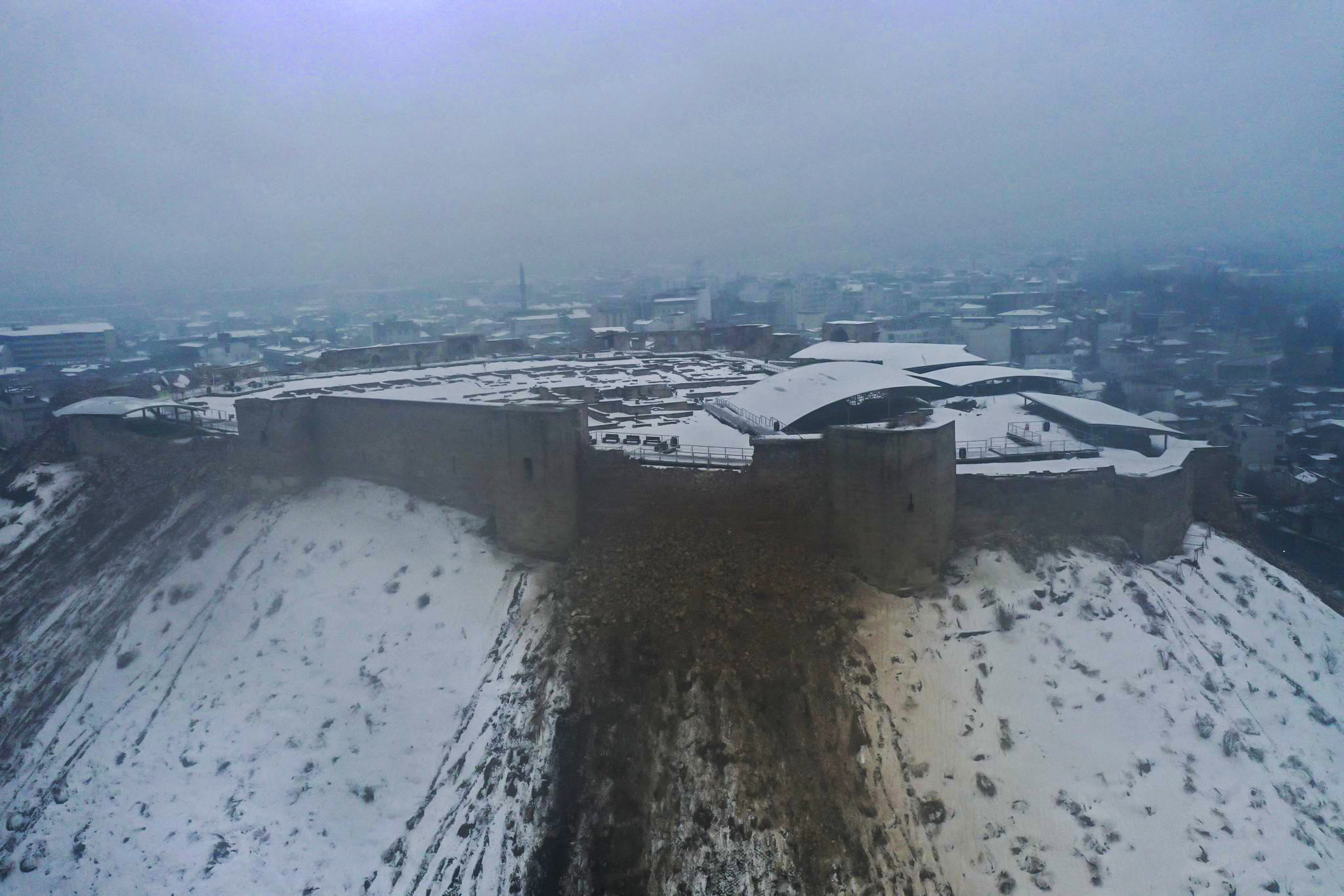 Castelul Gaziantep, construit acum peste 2.200 de ani, prăbușit în urma seismului din Turcia. FOTO