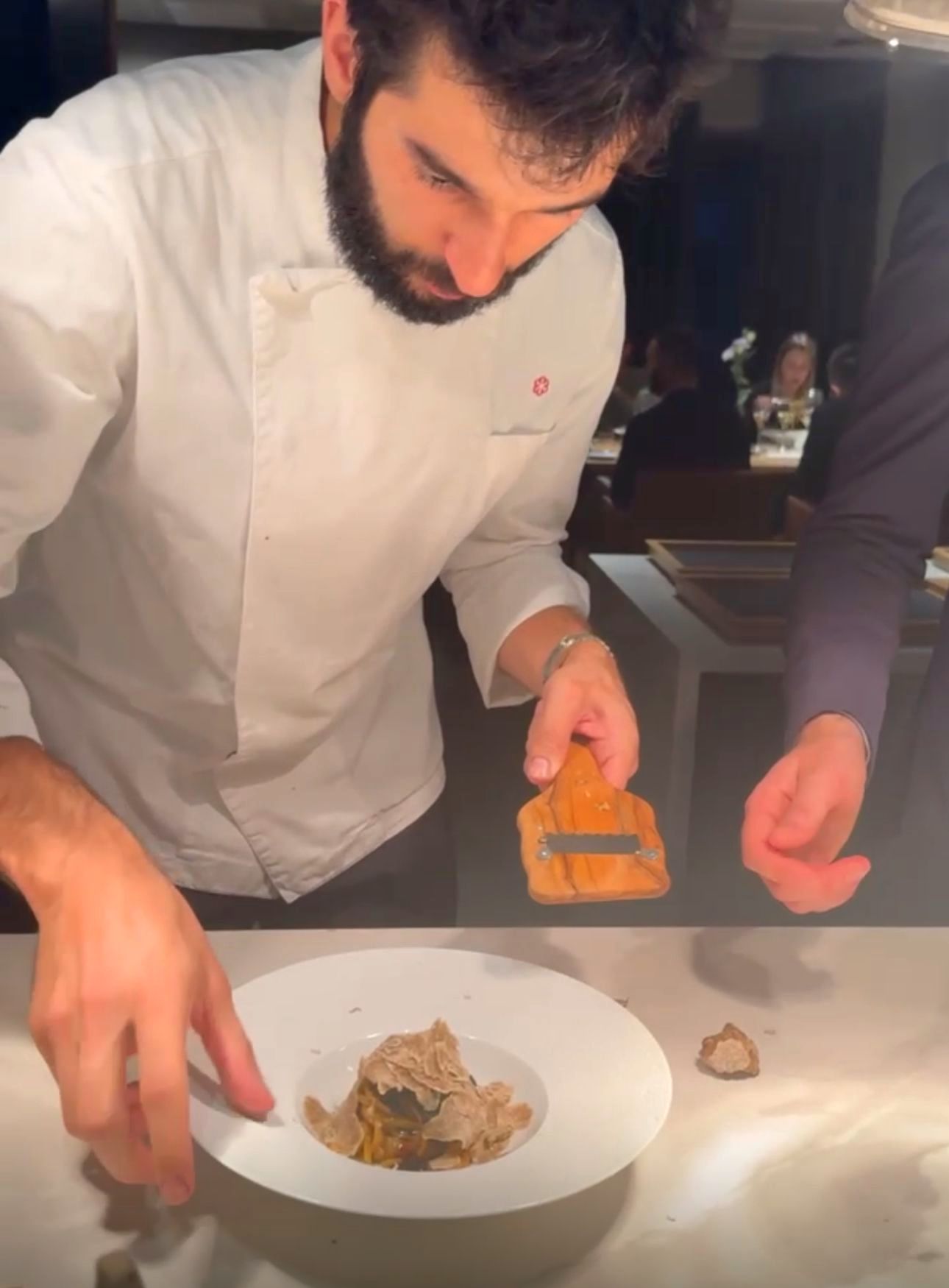 Un român a gătit o trufă la o cină exclusivistă de 10.000 de euro, într-un restaurant cu o stea Michelin, din Italia