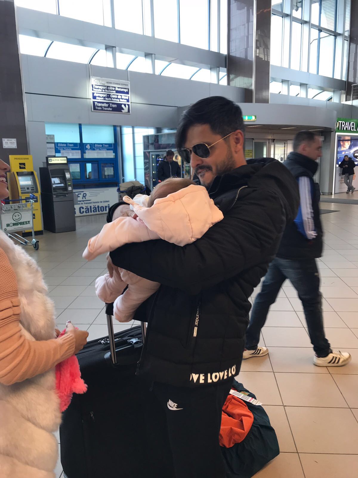 Cum au fost întâmpinați Liviu Vârciu și Andrei Ștefănescu la aeroport, la sosirea din Asia. Au avut parte de surprize din partea partenerelor lor | FOTO