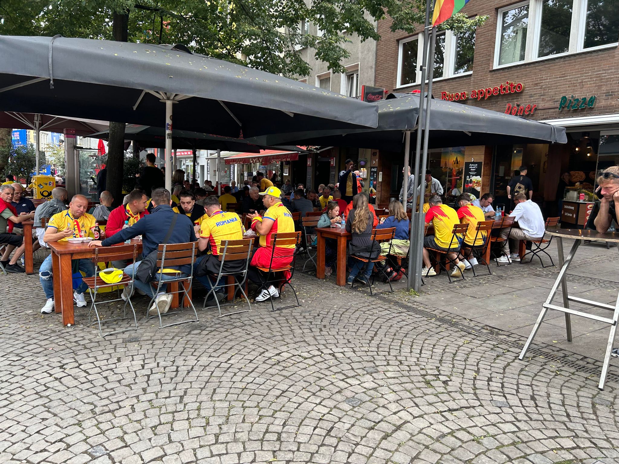 Fanii României fac spectacol la Köln, înaintea partidei cu Belgia de la EURO 2024. Au cântat „Treceți, batalioane române, Carpații” și imnul național. VIDEO