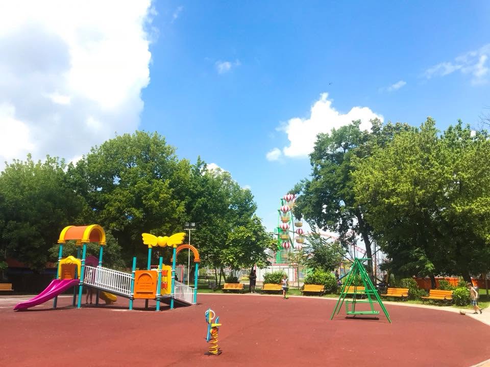 Apocalipsa din Parcul Tei: complexul de distracții abandonat, bănci vandalizate, munți de gunoaie, pontoane devastate. Pericol iminent de tragedii!