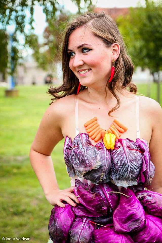 EXCLUSIV REPORTAJ/ Fashion Food la Alba Iulia: Un bucătar excentric face haine și accesorii din alimente. Spectatorii pot mânca direct de pe modele!/ VIDEO