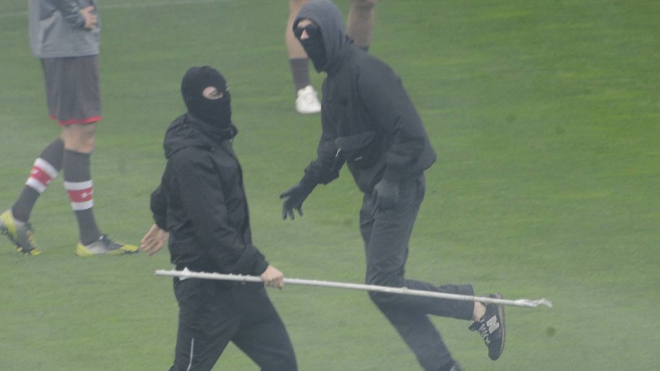 Imagini șocante înainte de meciul Kiel - St. Pauli. Huliganii au năvălit pe teren și s-au bătut cu forțele de ordine / FOTO&VIDEO