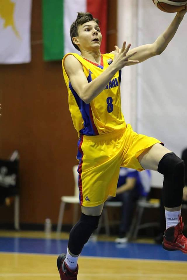 Baschetbalistul care nu aruncă la coş cartea! Andrei Arion are 15 ani și e unul dintre cei mai de perspectivă juniori de la Steaua CSM EximBank şi de la naţionala U16 / FOTO&VIDEO