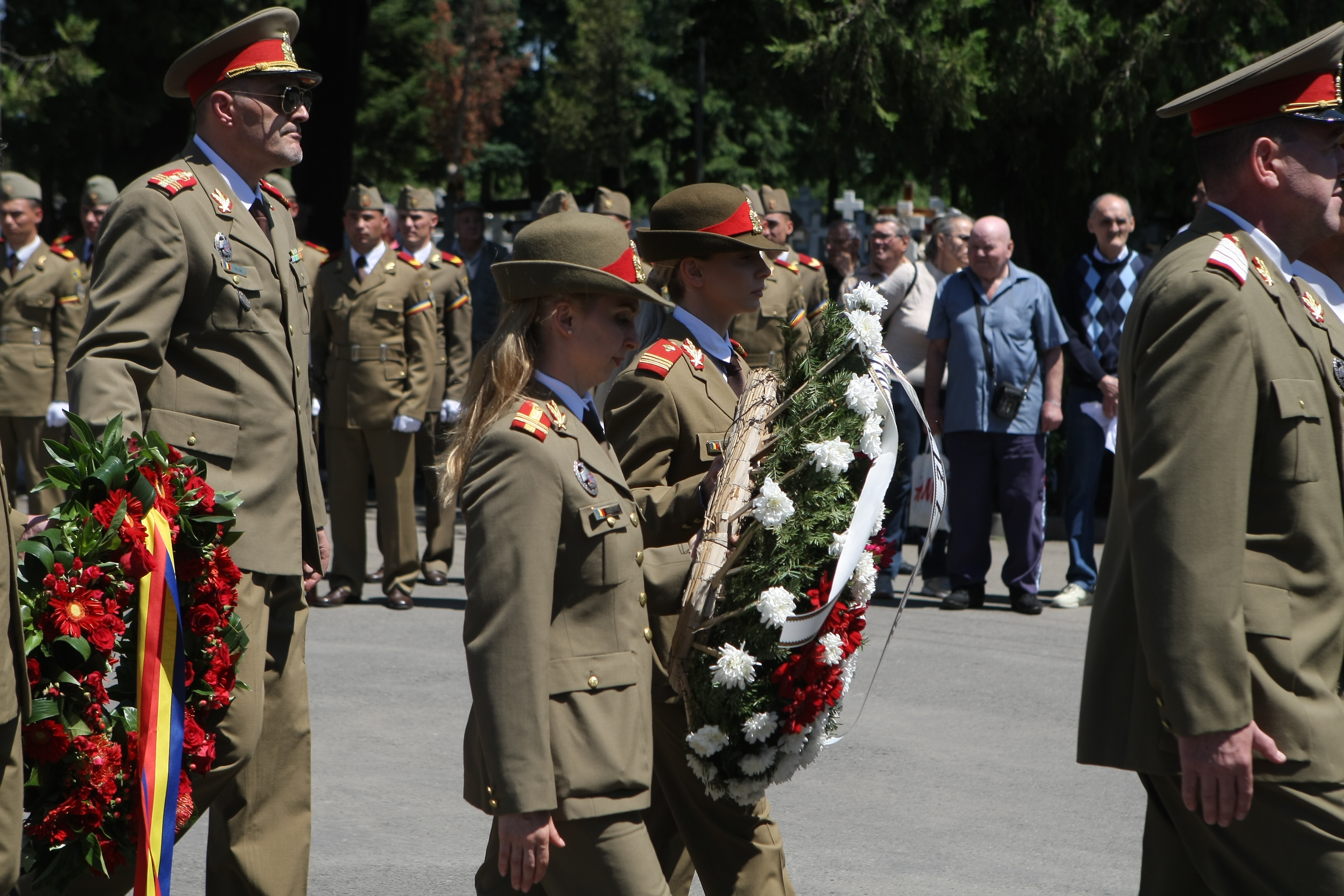 GALERIE FOTO&VIDEO/ Cristian Țopescu, înmormântat cu onoruri militare, la Cimitirul Ghencea Militar din București
