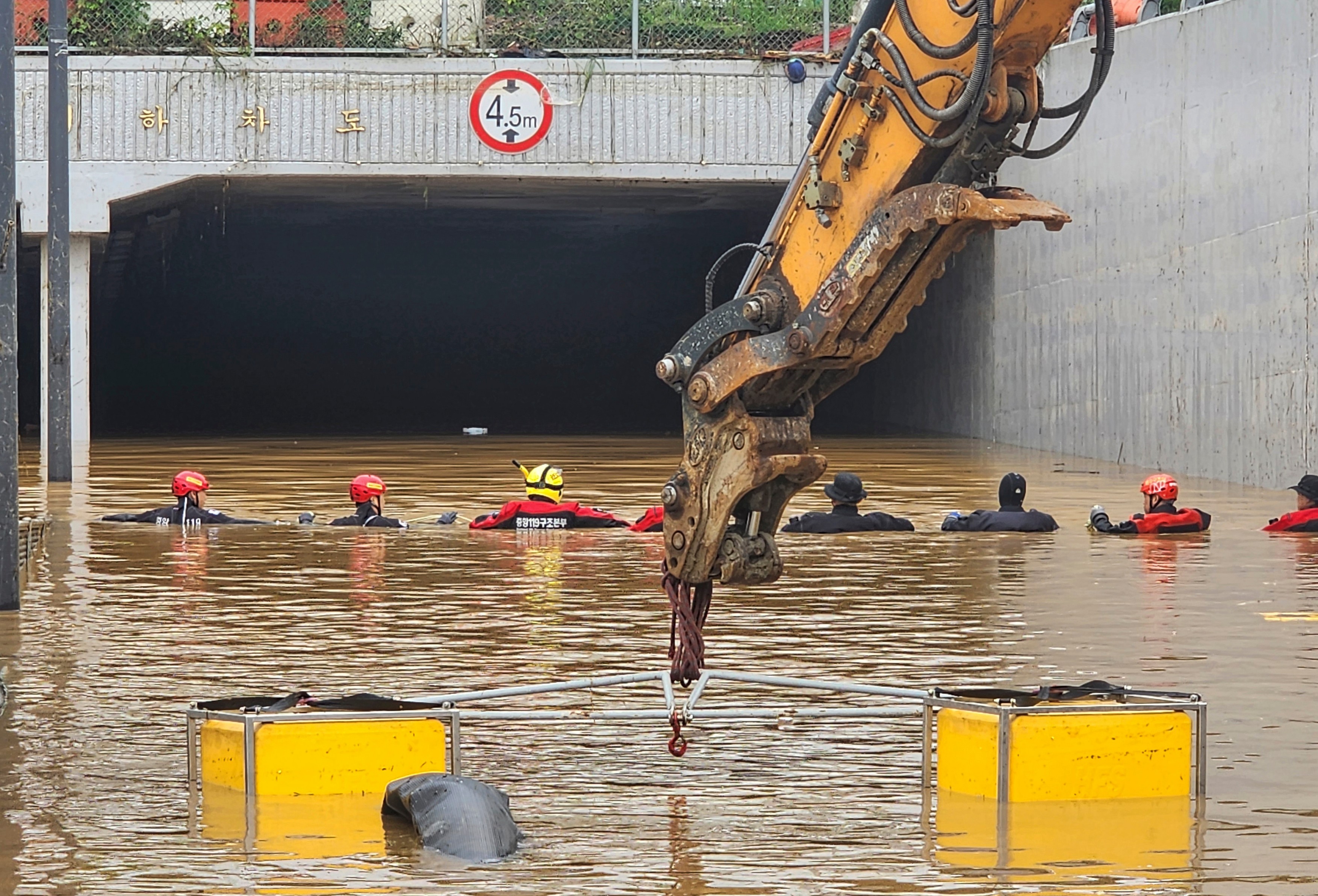 33 de oameni au murit în urma inundațiilor devastatoare care au lovit Coreea de Sud