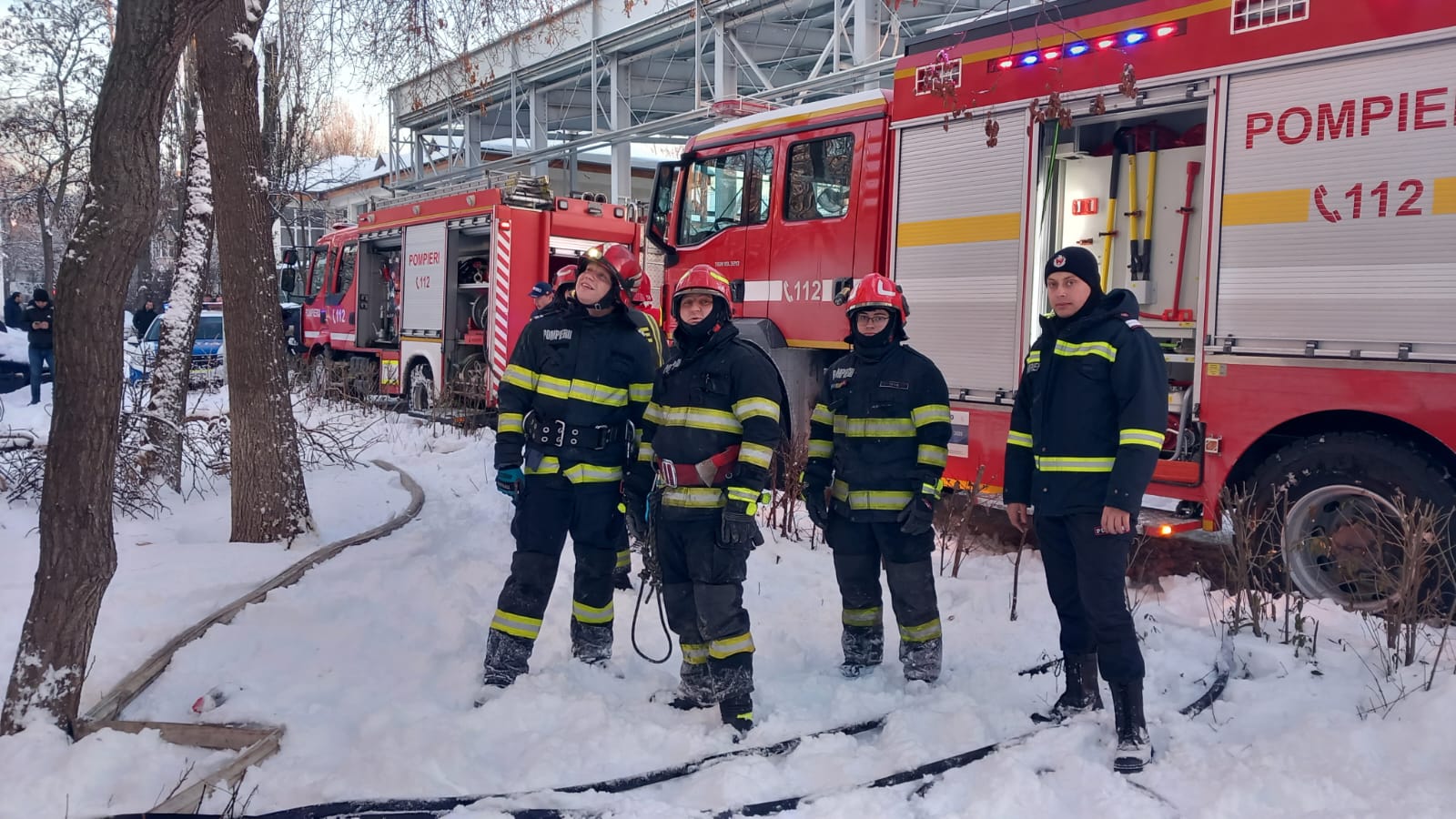 O femeie s-a aruncat de la etaj cu copilul de 5 luni în brațe, după ce apartamentul lor din Iași a luat foc