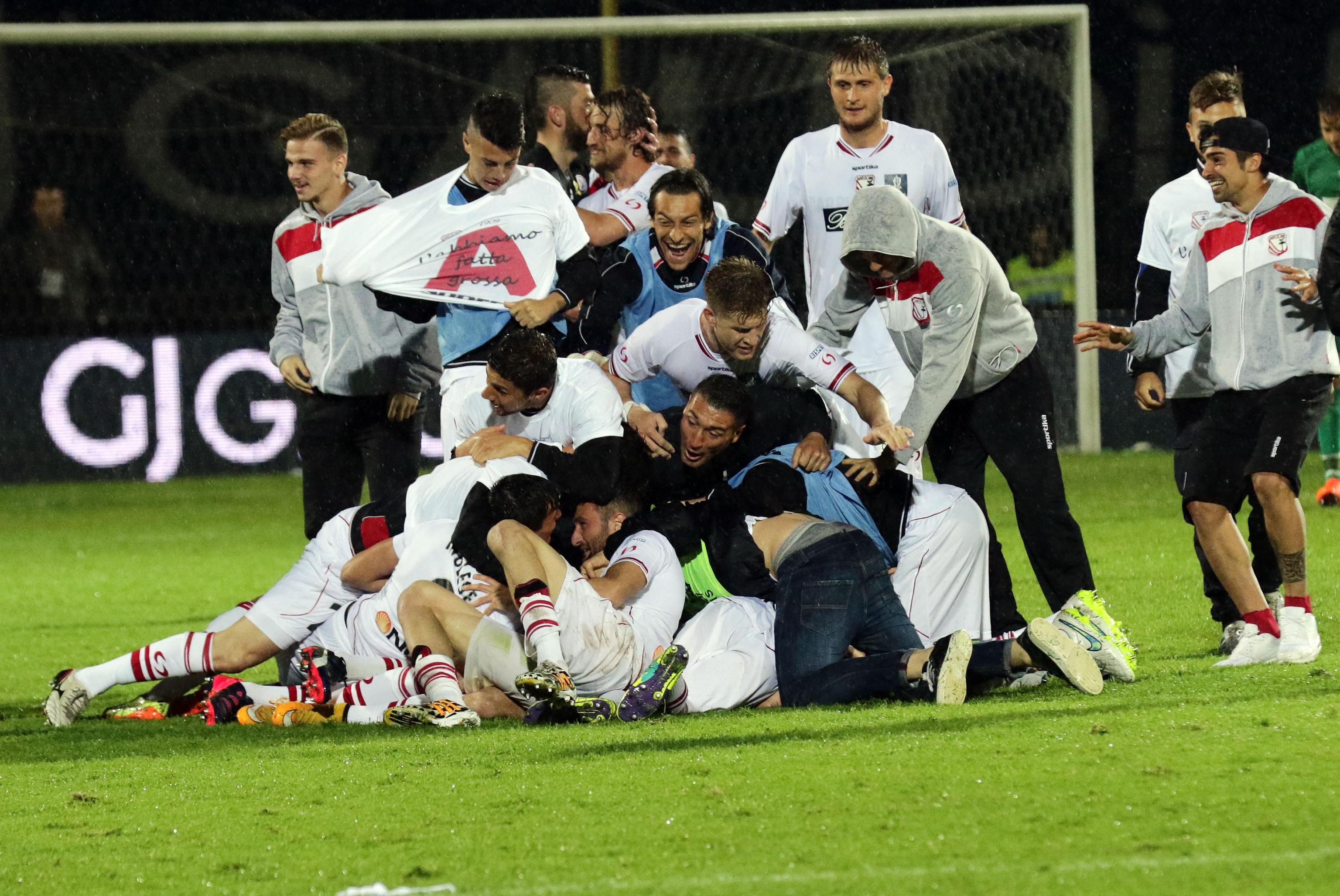 Nebunie în Italia! Carpi a reușit să promoveze în Seria A, pentru prima dată în istoria de 106 ani a clubului / GALERIE FOTO & VIDEO