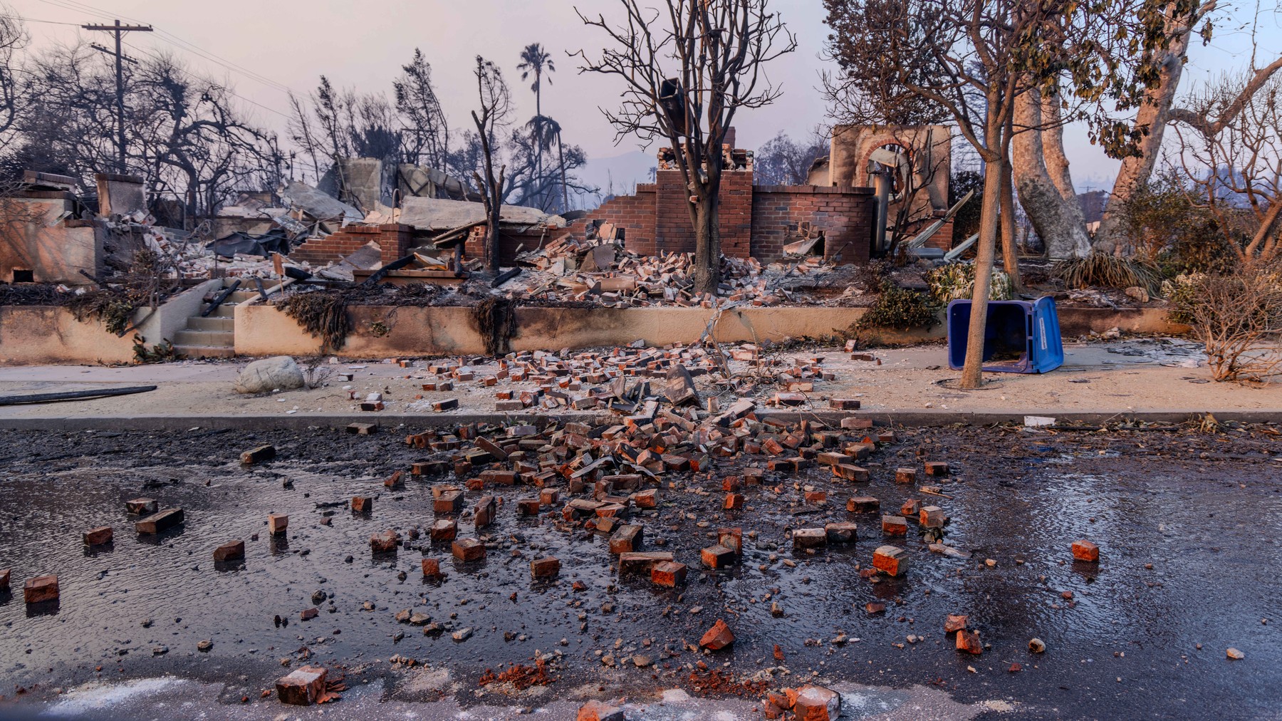 Singura casă rămasă în picioare după incendiul care a distrus mii de clădiri în Los Angeles