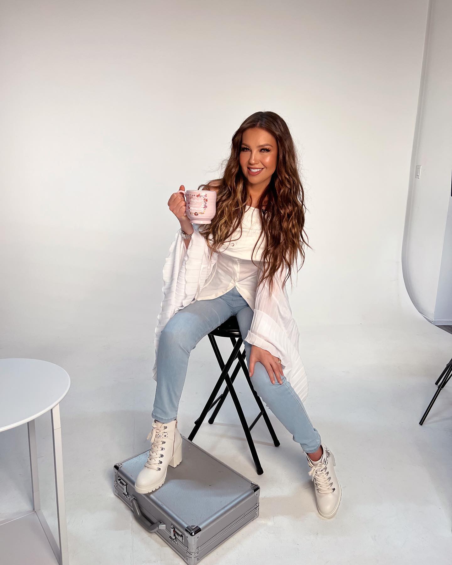 Thalia poartă o rochie de la un brand românesc în cel mai nou videoclip. Cât costă articolul vestimentar