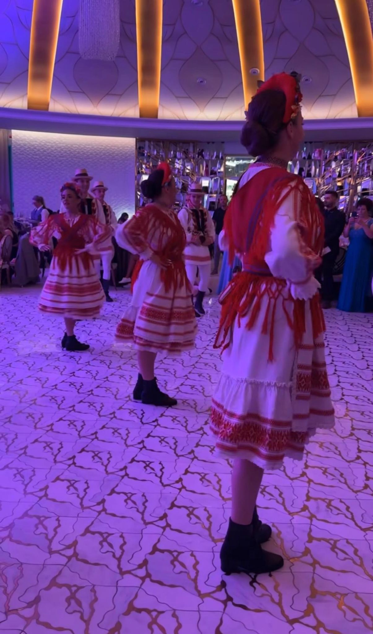 Imagini de la nunta Roxanei Hulpe. Tatăl preot a condus-o la altar, iar Cabral și Andreea Ibacka au fost nași