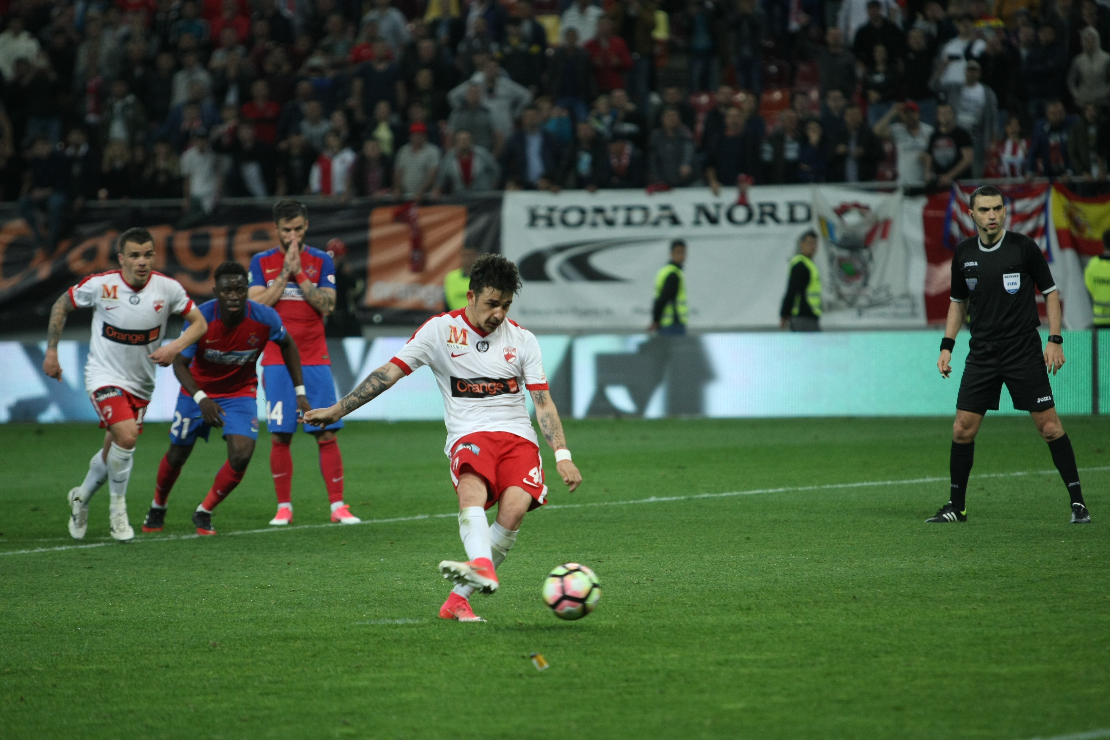Liga I, etapa a 8-a, play-off: Dinamo - FCSB 2-1. Derby decis în minutul 96, din penalty! ”Cazul Bricheta”, nimica toată pe lângă bombardamentul de pe Arena Națională. Reghe, scandal cu arbitri | LIVE&VIDEO