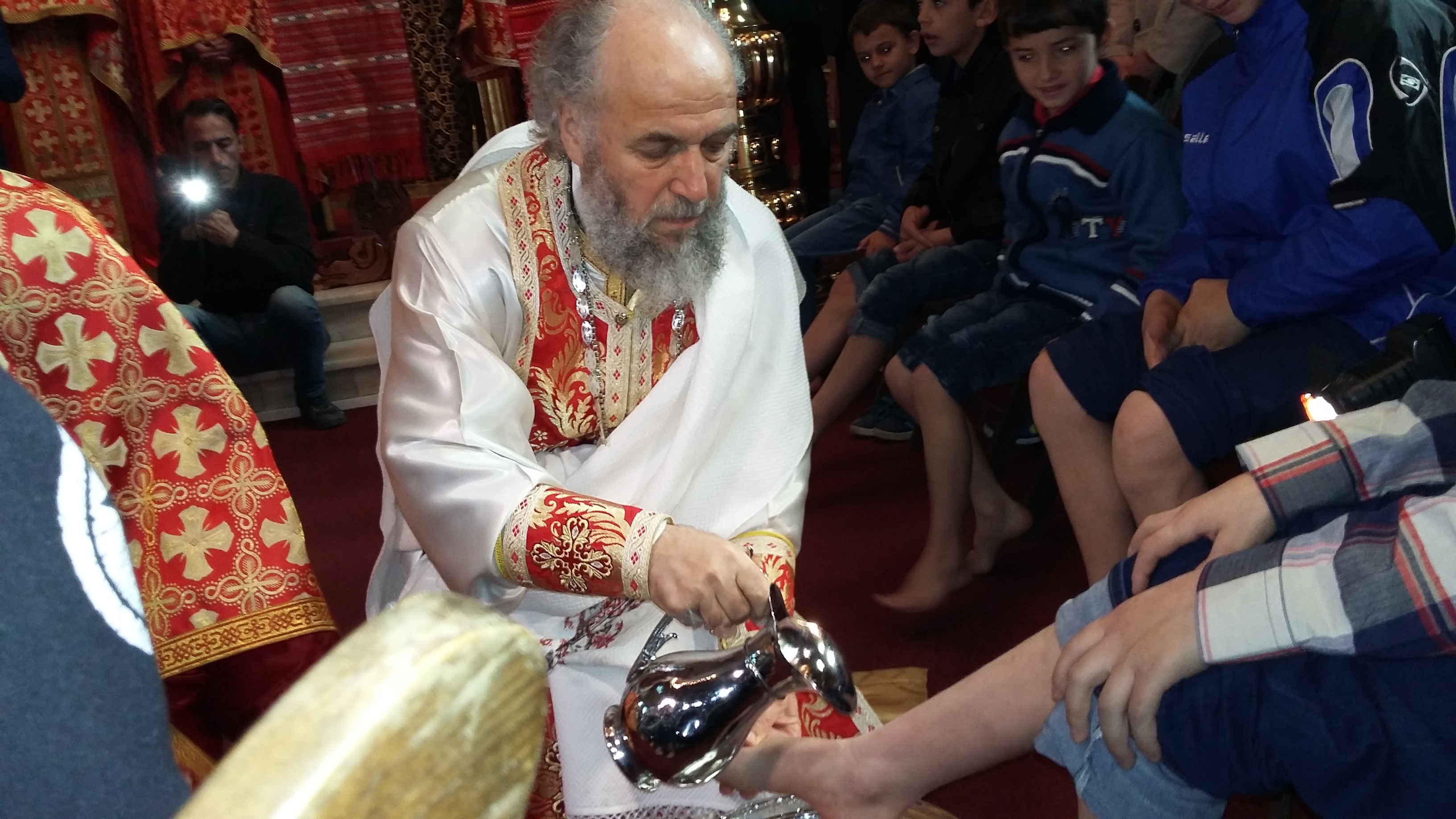 Arhiepiscopul Casian Crăciun a spălat, în Joia Mare, picioarele a 12 copii orfani | GALERIE FOTO