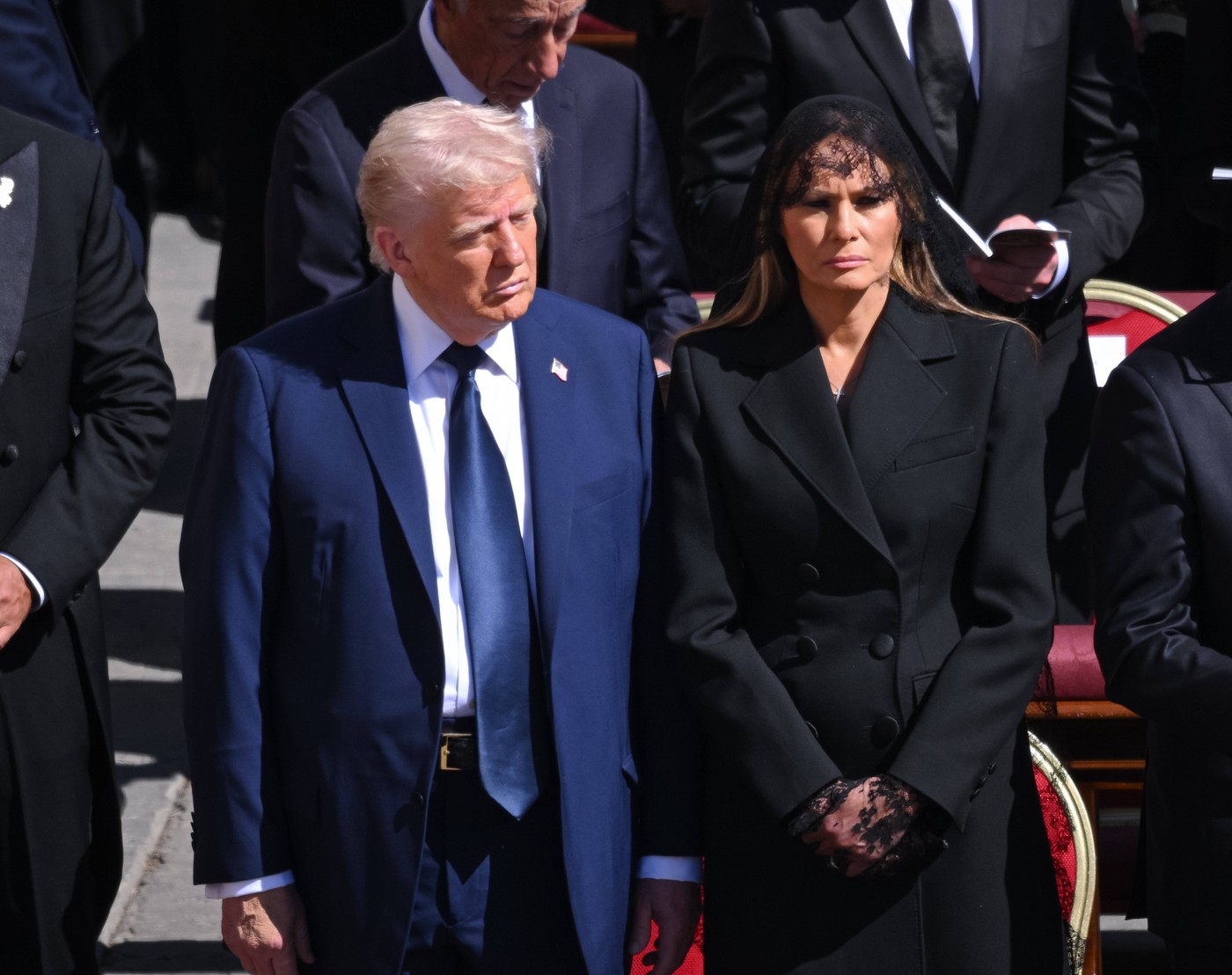 Ce i-a șoptit la ureche Melania Trump lui Donald Trump la funeraliile Papei Francisc. Un expert i-a citit pe buze primei-doamne