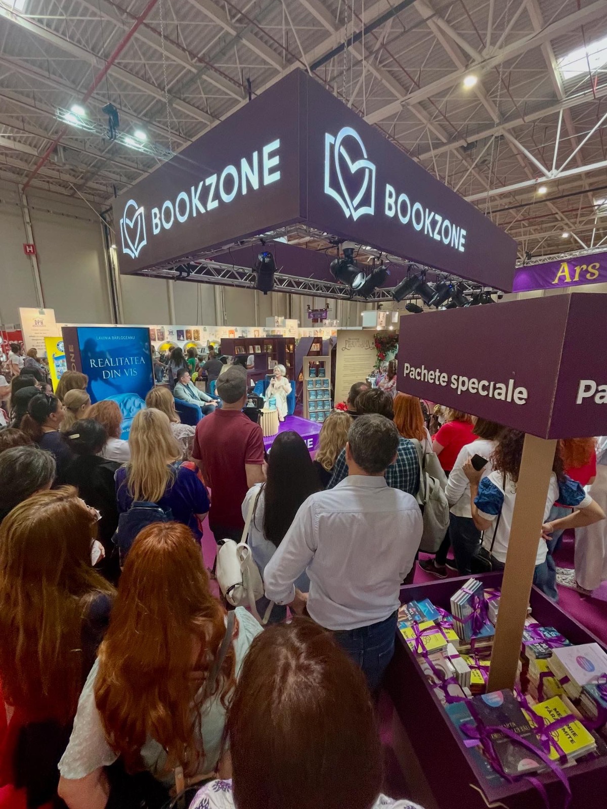 Record de vânzări la Bookfest 2025. Câte cărți s-au vândut doar într-o singură zi