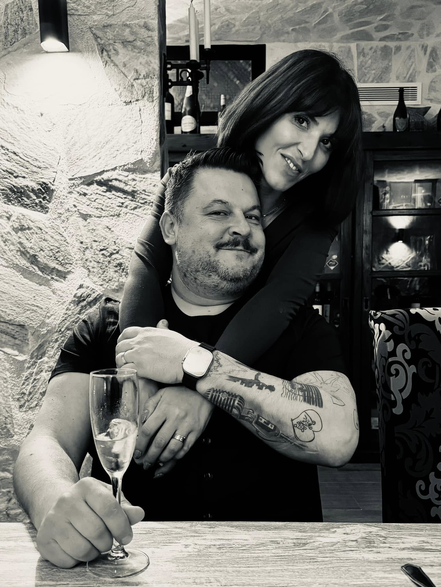 Imagini din casa lui Mihai Bobonete de Crăciun. Actorul a arătat bradul din sufragerie și bucătăria, unde gătea șnițele și ciorbă, alături de soție