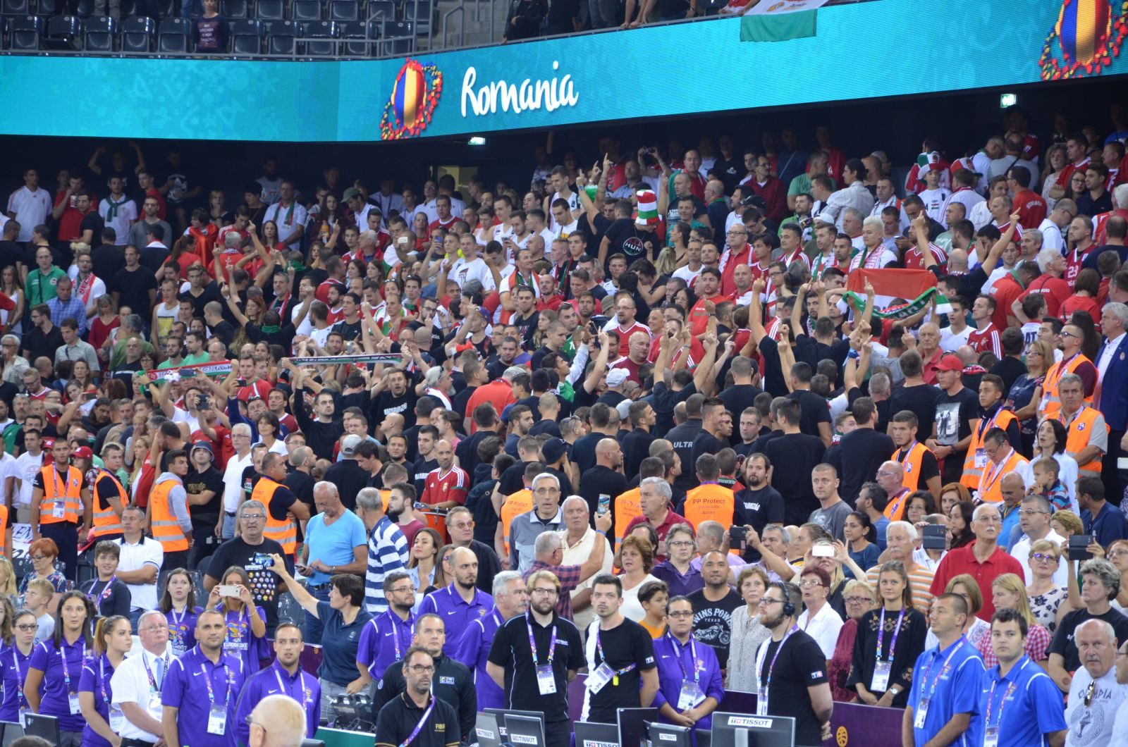 Drapel al Ungariei, ars la Cluj-Napoca de fanii români. Scandal înainte de meciul de calificare în optimile Eurobasket 2017 | VIDEO