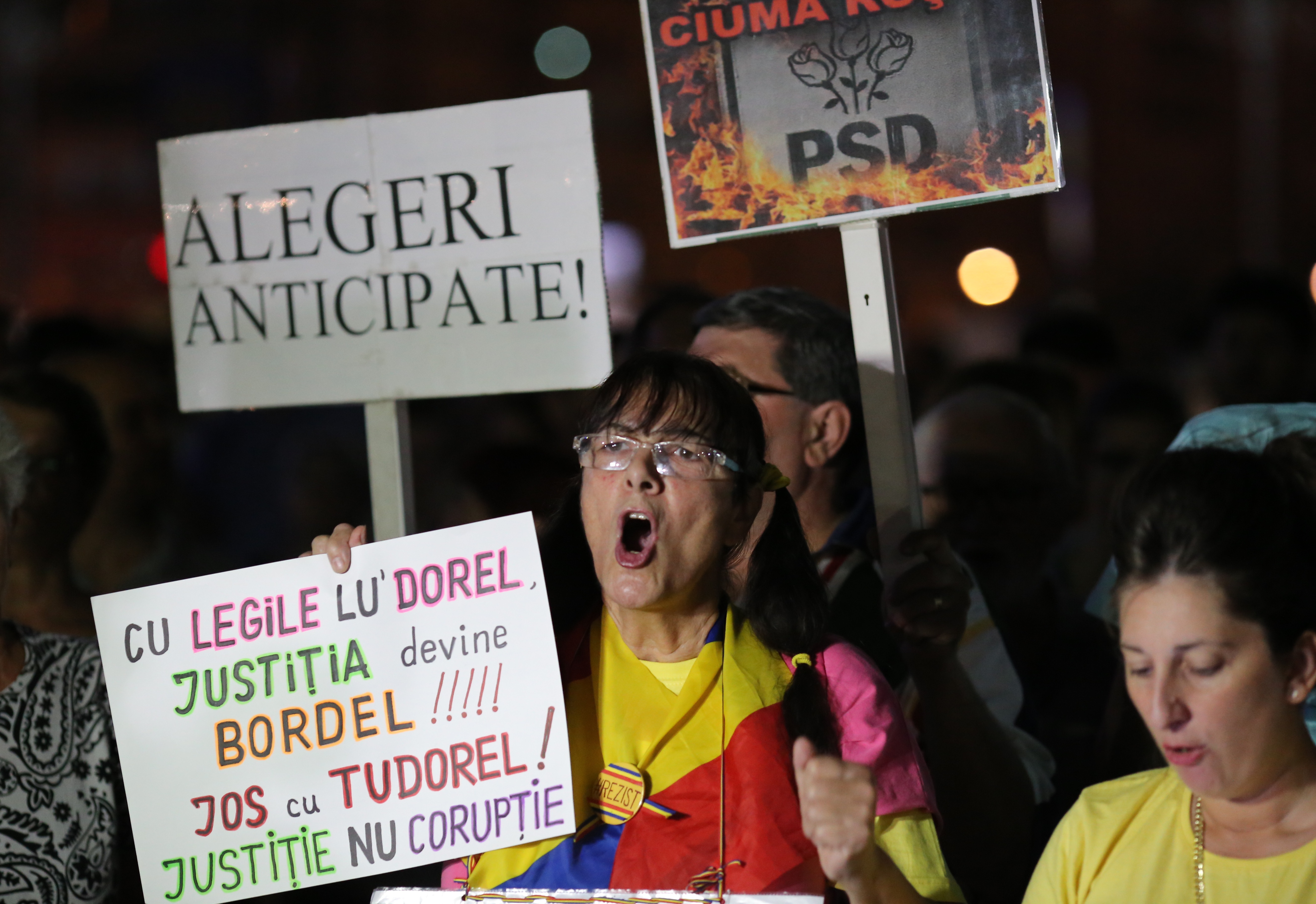 FOTO&VIDEO/ Peste 2.500 de oameni au protestat în Piața Victoriei faţă de modificările la legile justiţiei