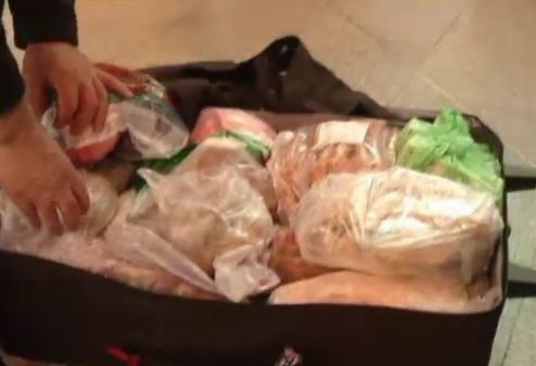FOTO/ O familie de români a fost oprită la aeroport pentru că avea tot porcul în bagaje