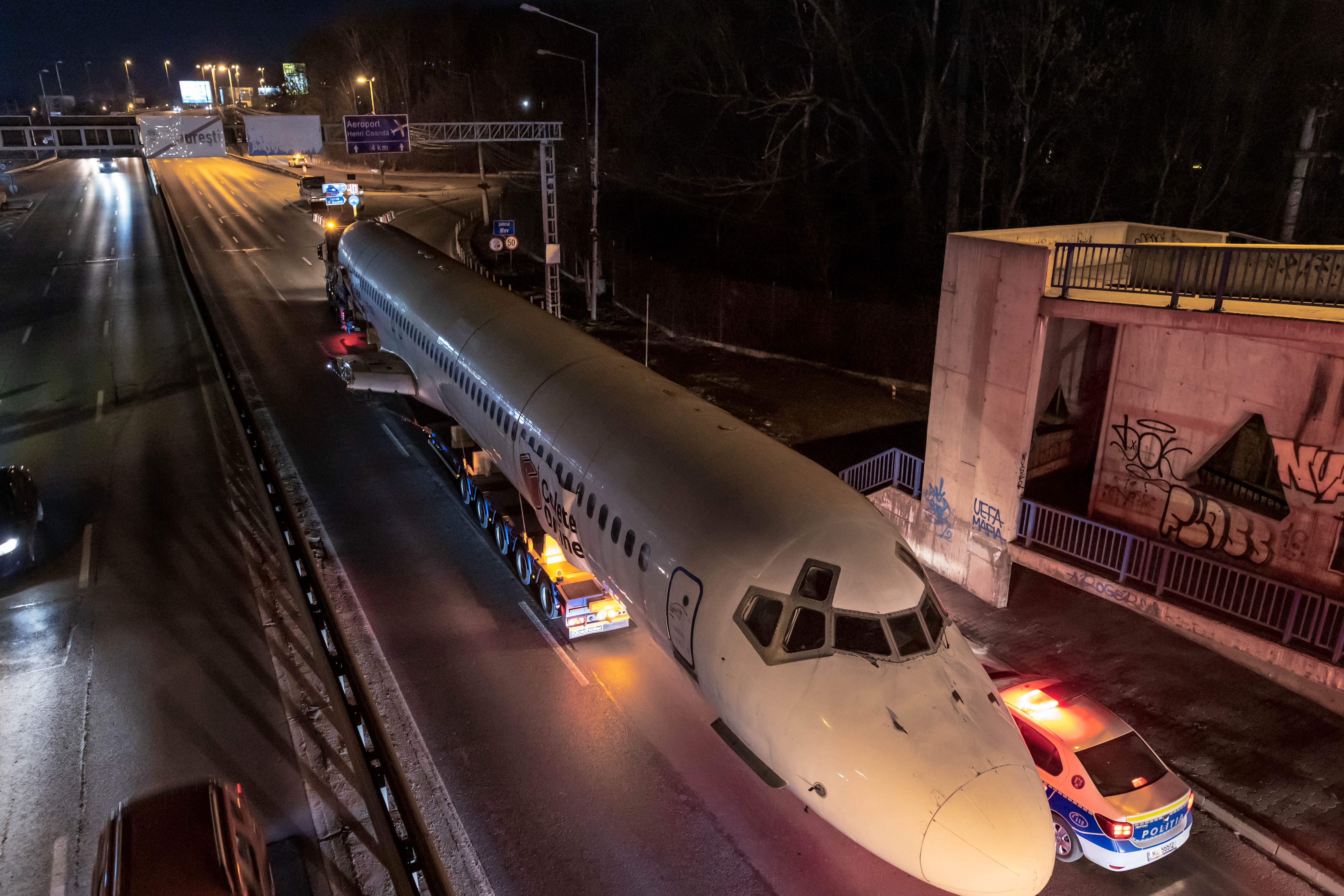 Cine e românul care a cumpărat cu 36.000 de euro un avion și ce plan are cu el. Aeronava, transportată pe străzile din București în noapte