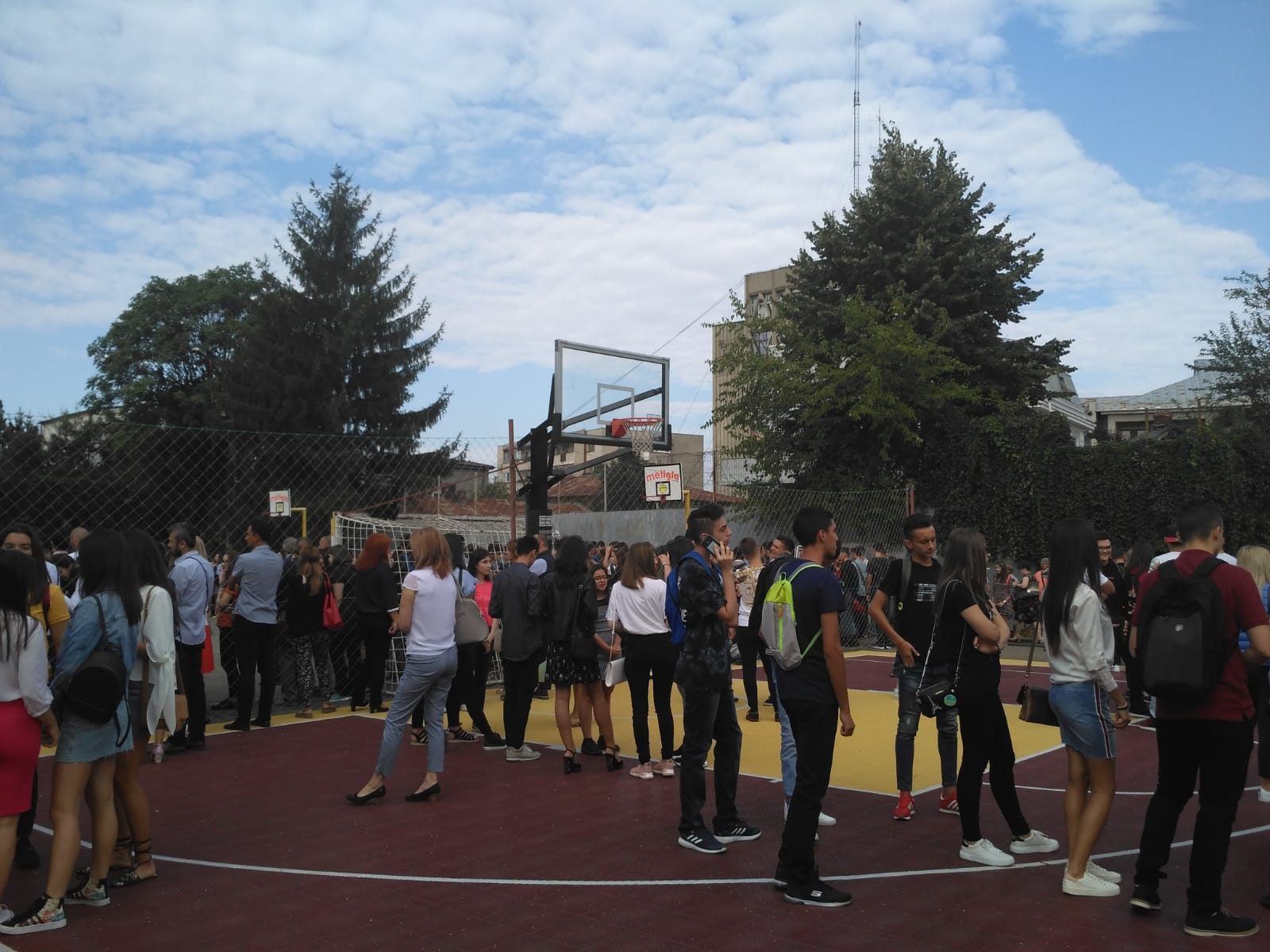REPORTAJ/Noul an școlar în Prahova, de la glume pe seama greșelilor premierului, la discurs citit de pe foaie și mulțumiri primarului