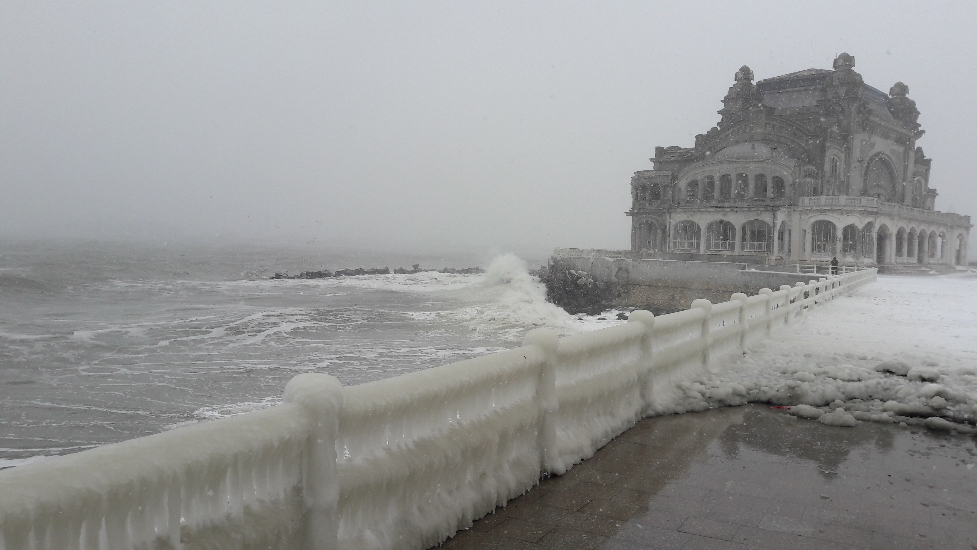 VIDEO REPORTAJ/Spectacol la malul Mării Negre. Bătrânul Cazino și faleza din Constanța, peisajul dezolant al nepăsării la final de iarnă