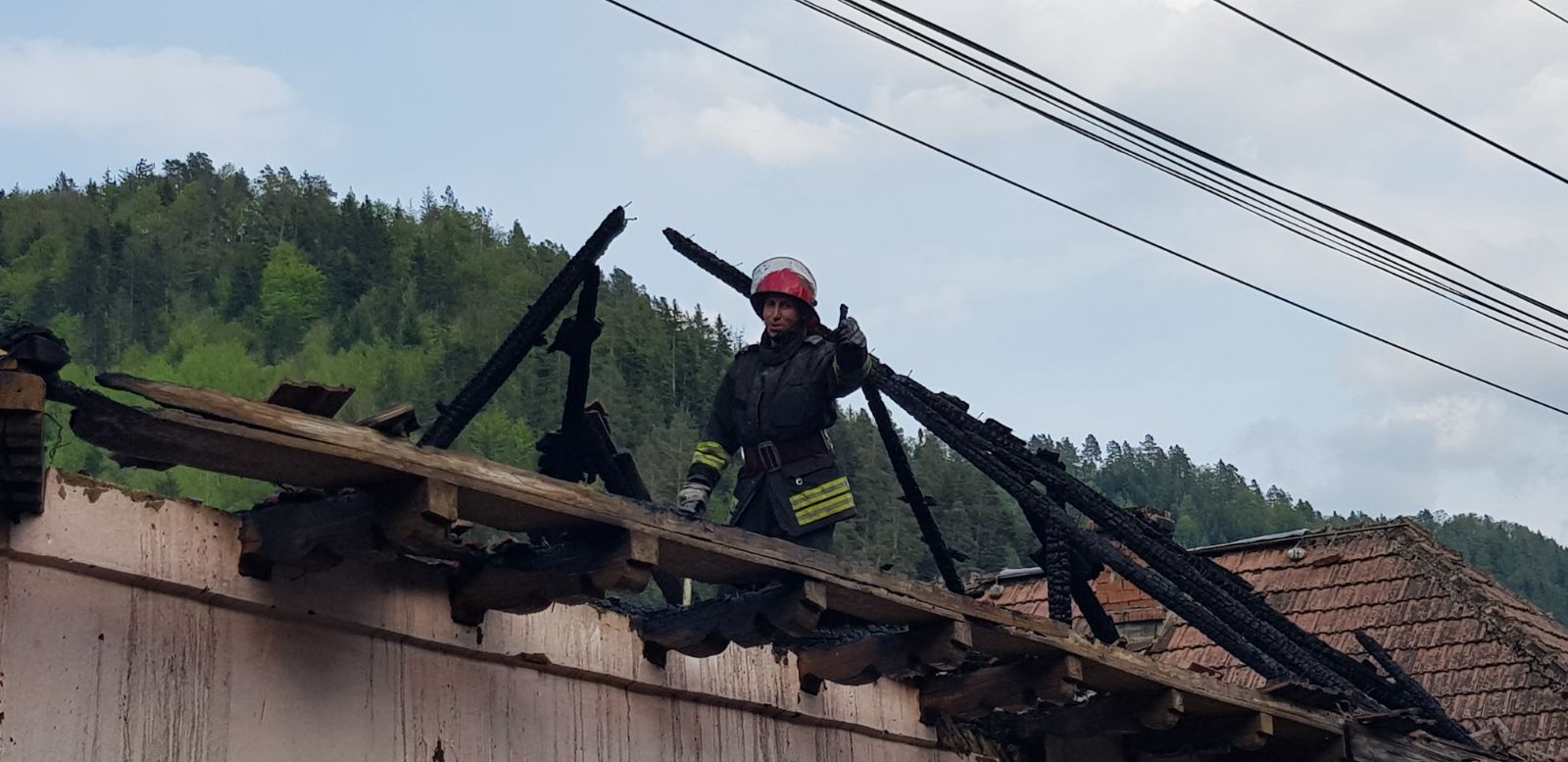 FOTO/Incendiu puternic în Bacău, patru case și două adăposturi de animale fiind cuprinse de flăcări. Focul, pus intenționat